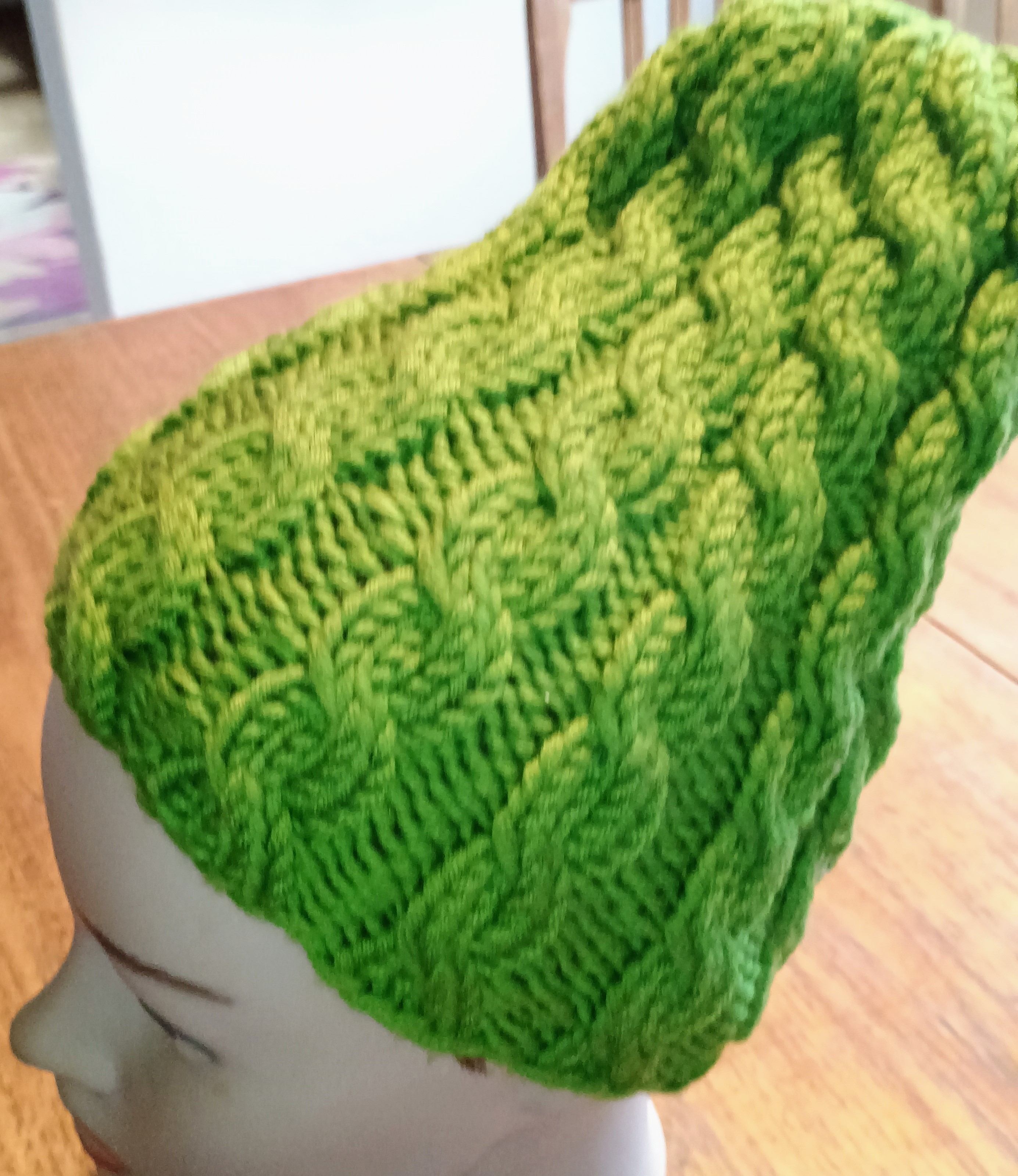 Lässige, warme Merino Kappe mit Zopf Muster. CH Produkt