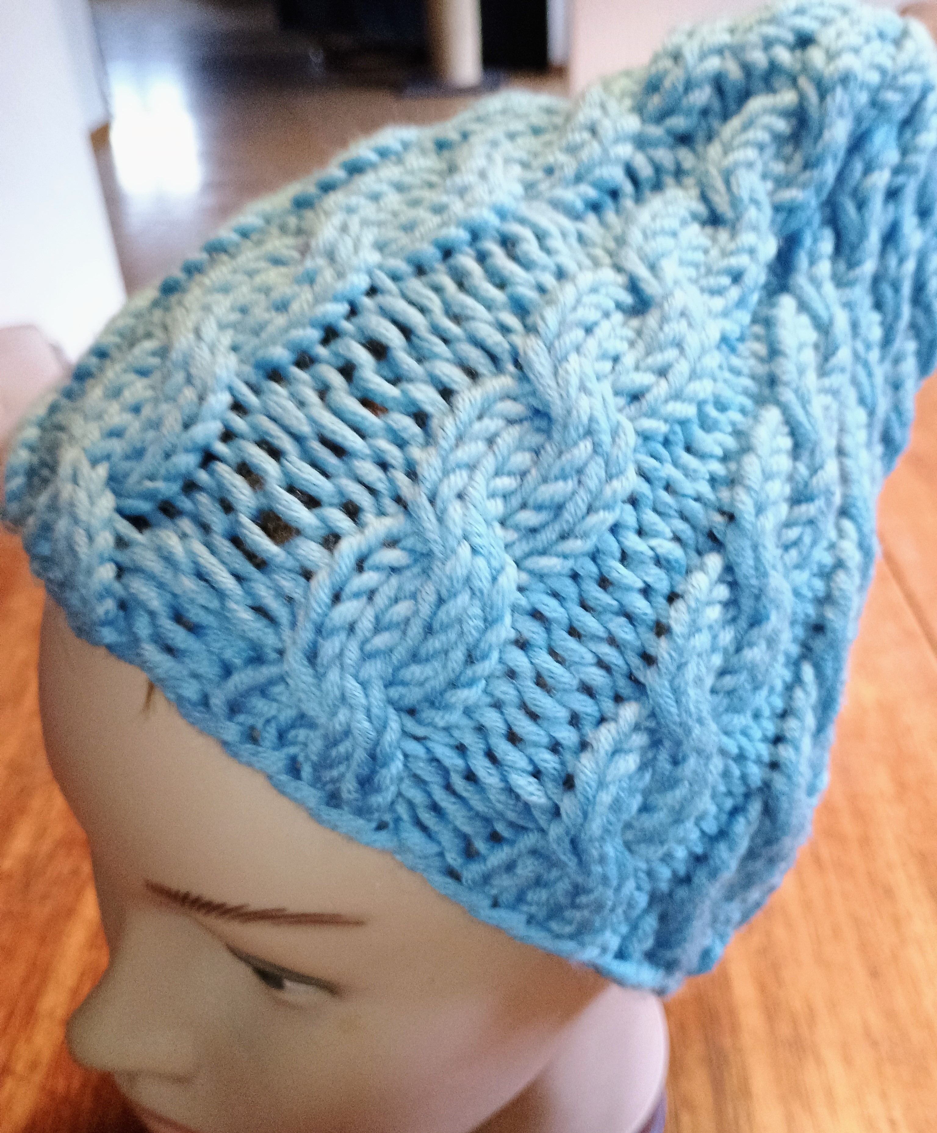 Lässige, warme Merino Kappe mit Zopf Muster. CH Produkt