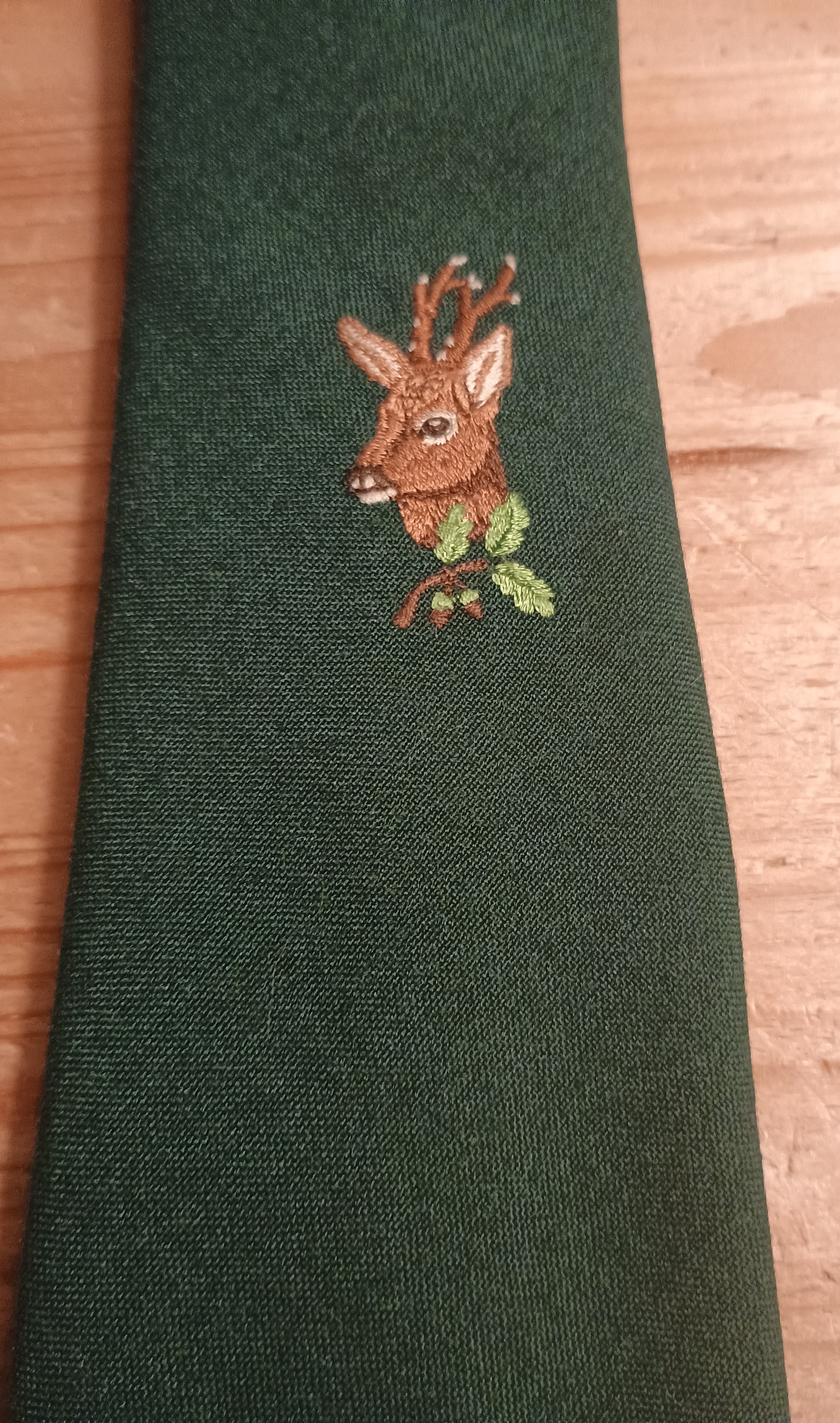 Krawatte dunkelgrün mit gesticktem Rehbock
