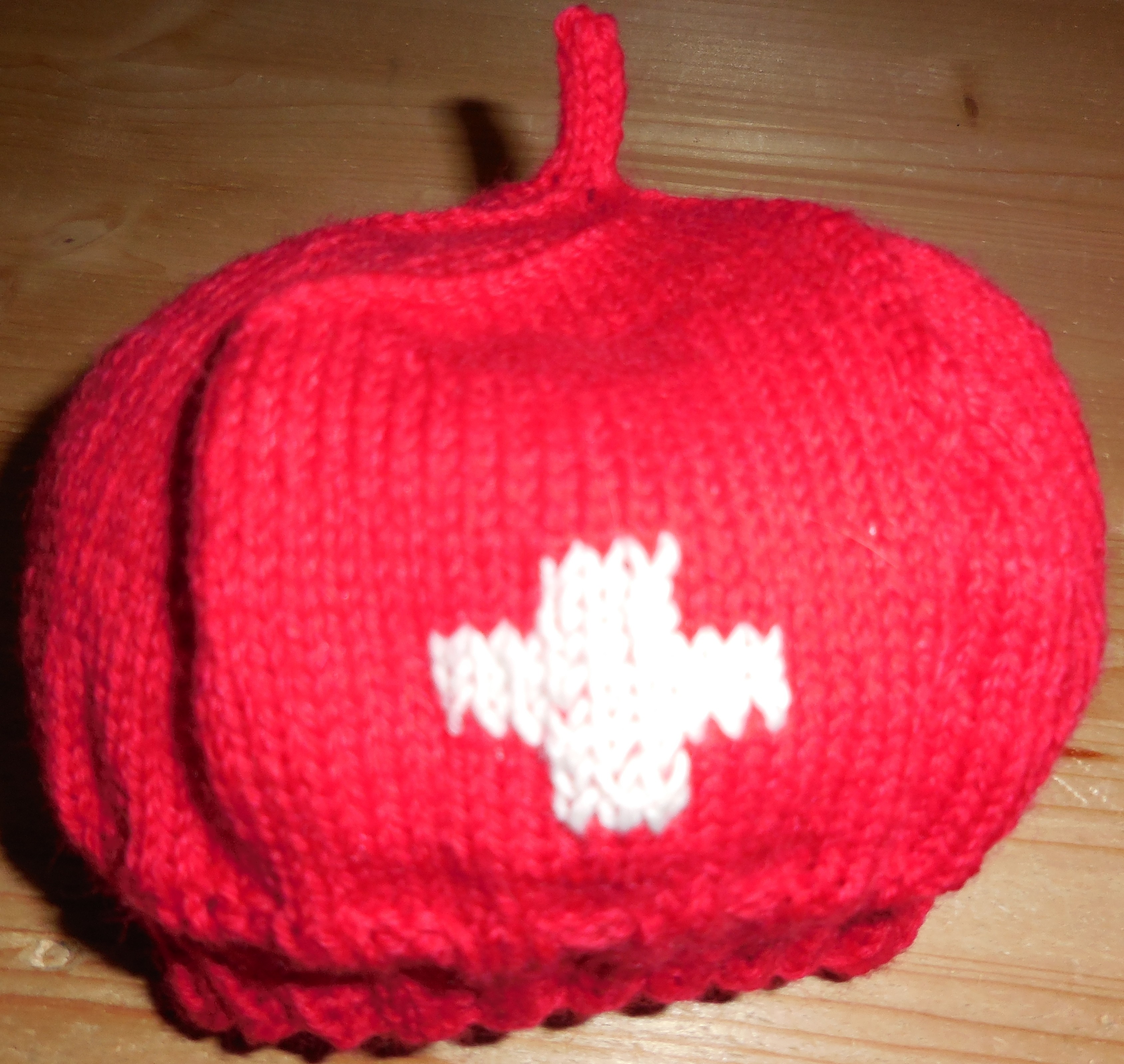 Kappe rot mit CH Kreuz, Kind, handgestrickt