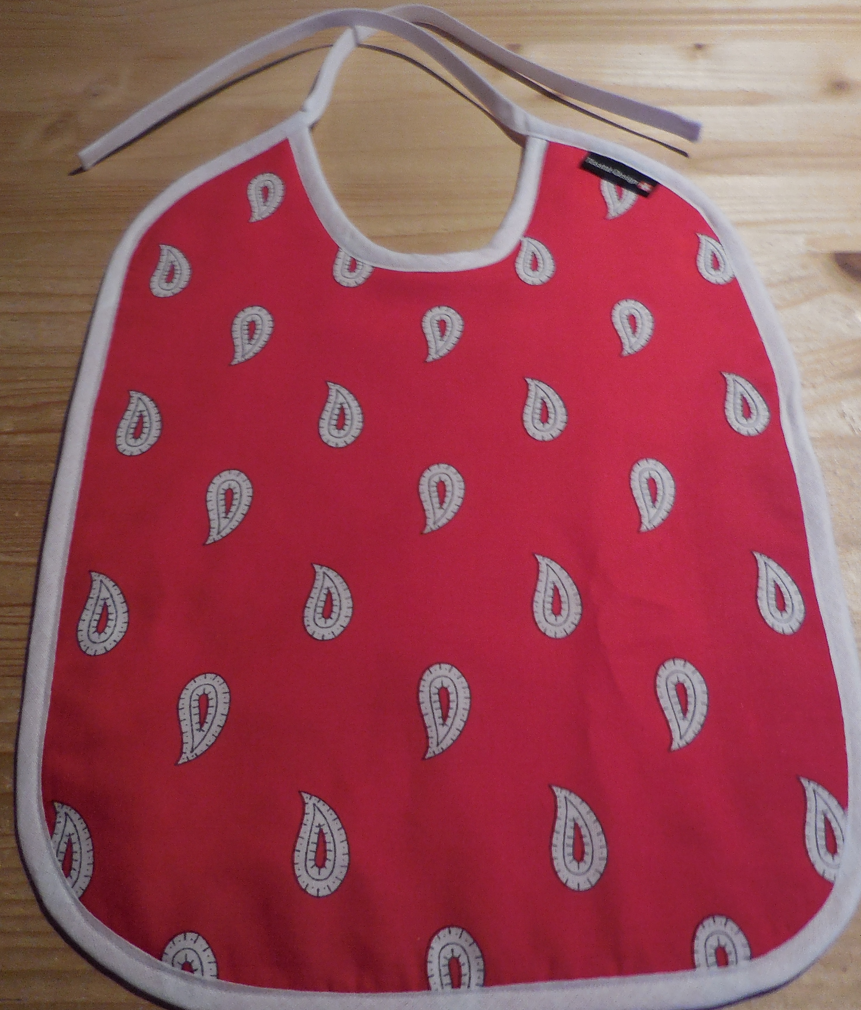 Baby Esslatz rot Glarner Tropfen Muster