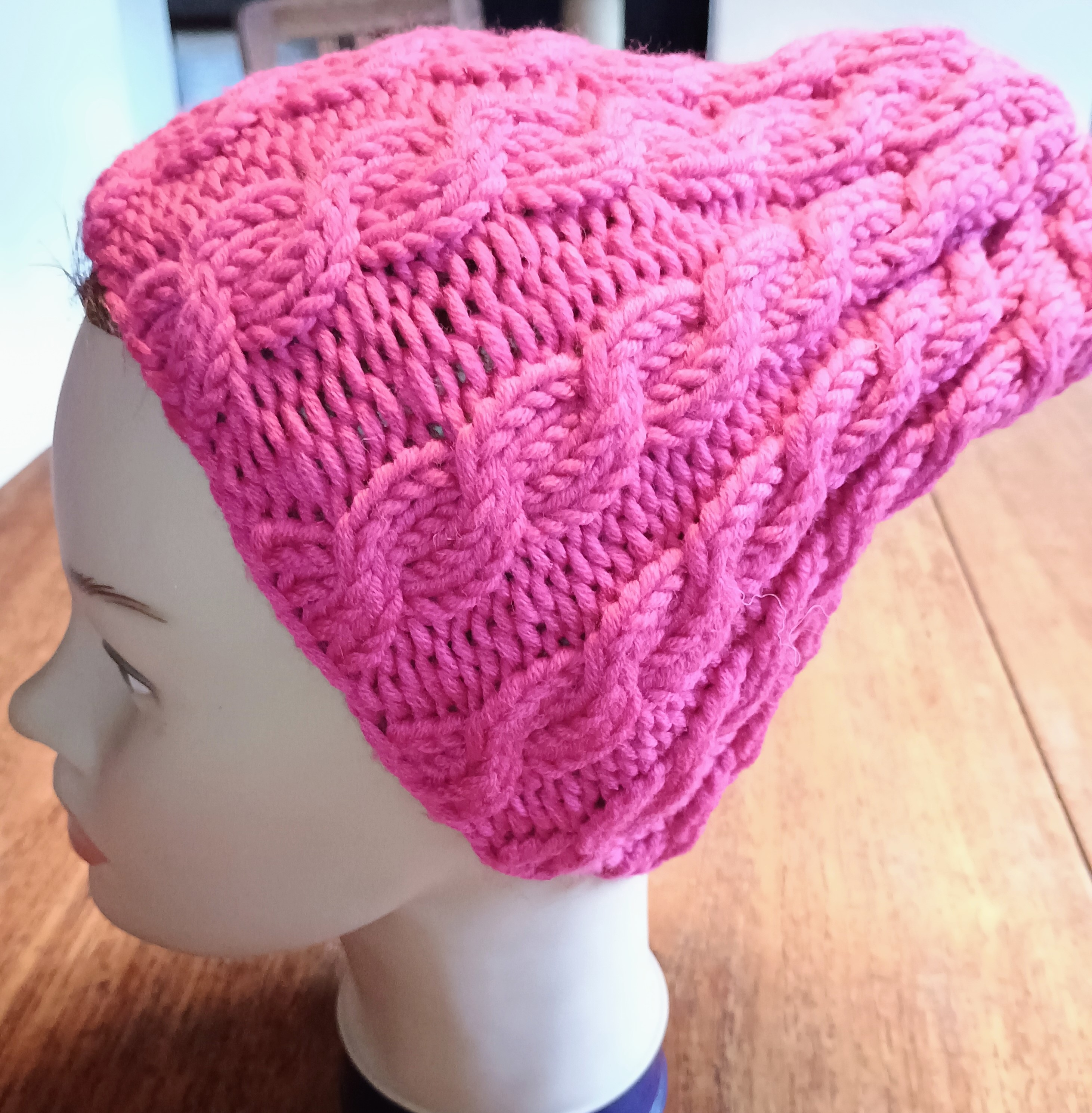 Lässige, warme Merino Kappe mit Zopf Muster. CH Produkt