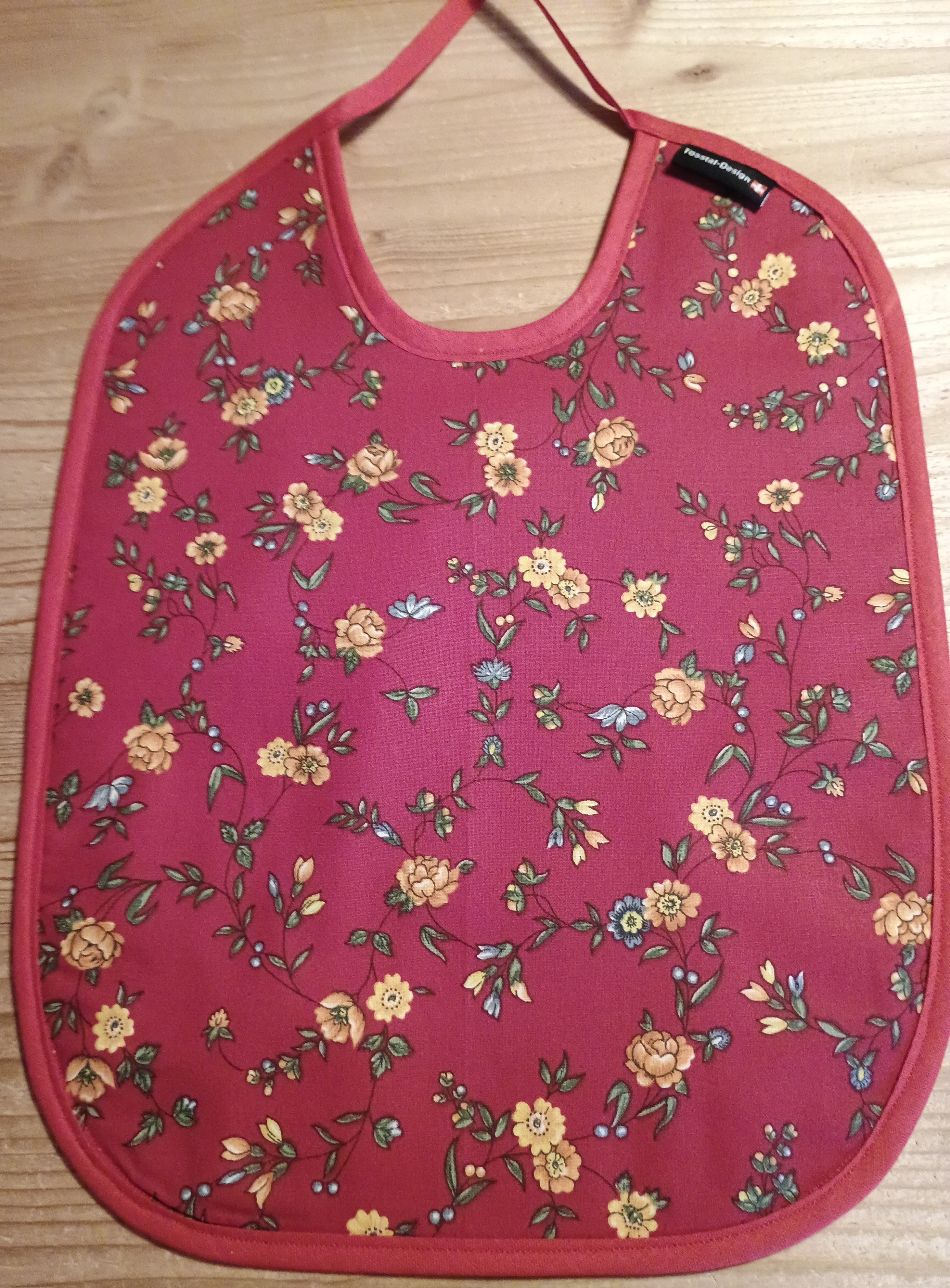 Esslatz Kind rot mit Rosen, hinten Frottee gelb, CH