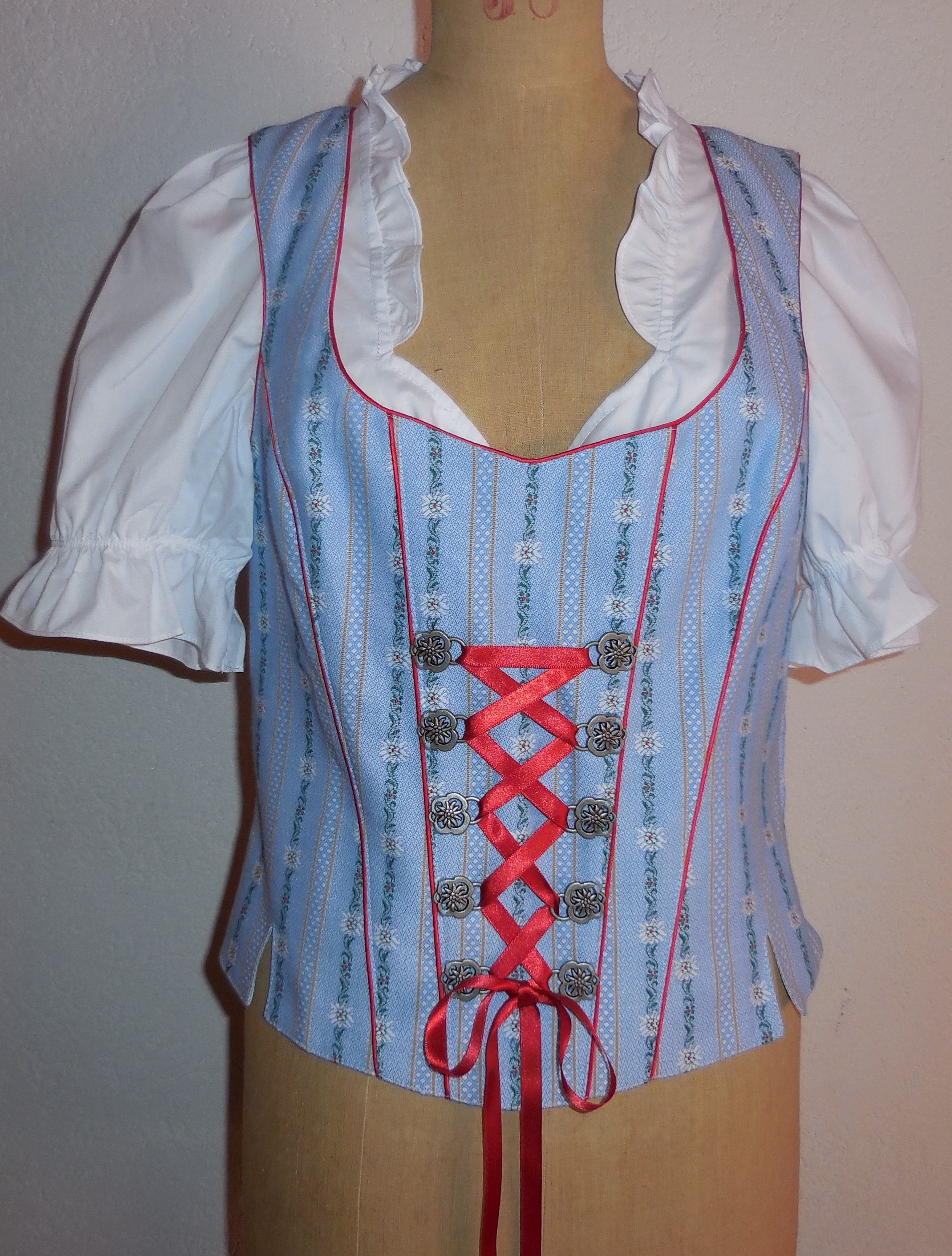 Edelweiss Bustier hellblau, rotes Band. AUSVERKAUF 