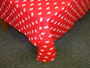 Tischtuch rot mit Glarner Tuch Tropfen Muster. 160cm rund.