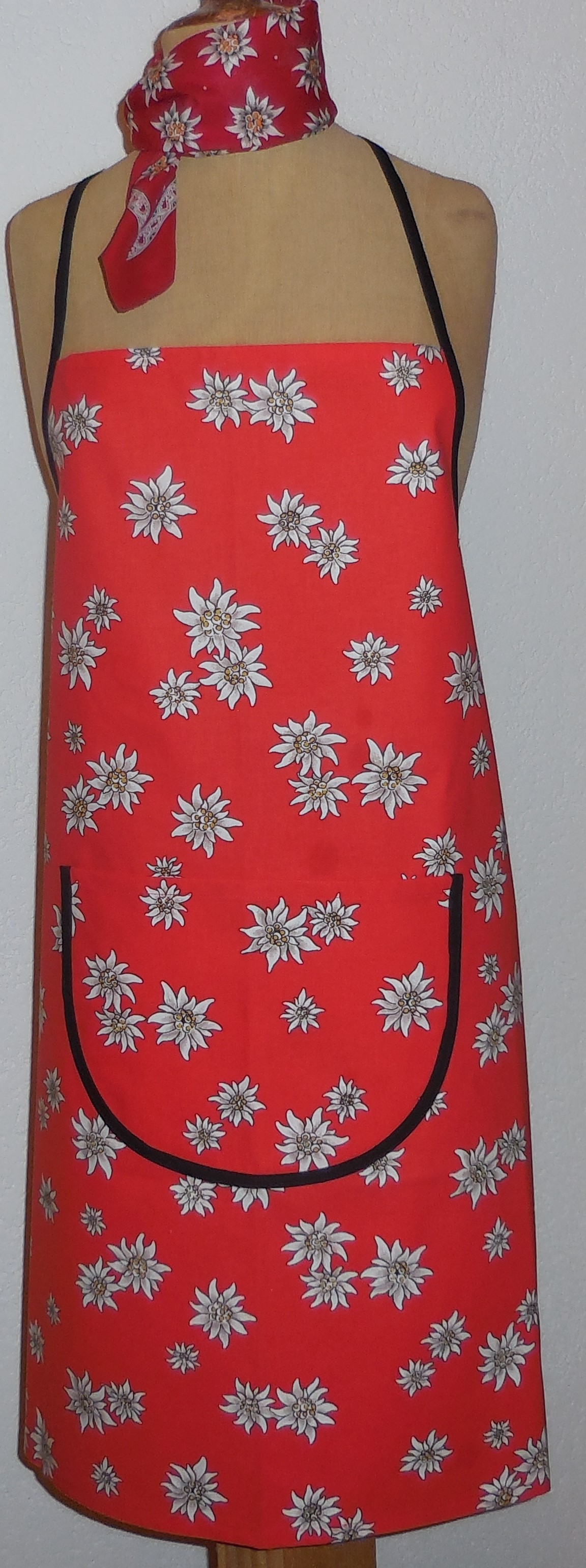 Küchenschürze uni rot mit Alpen Edelweiss 