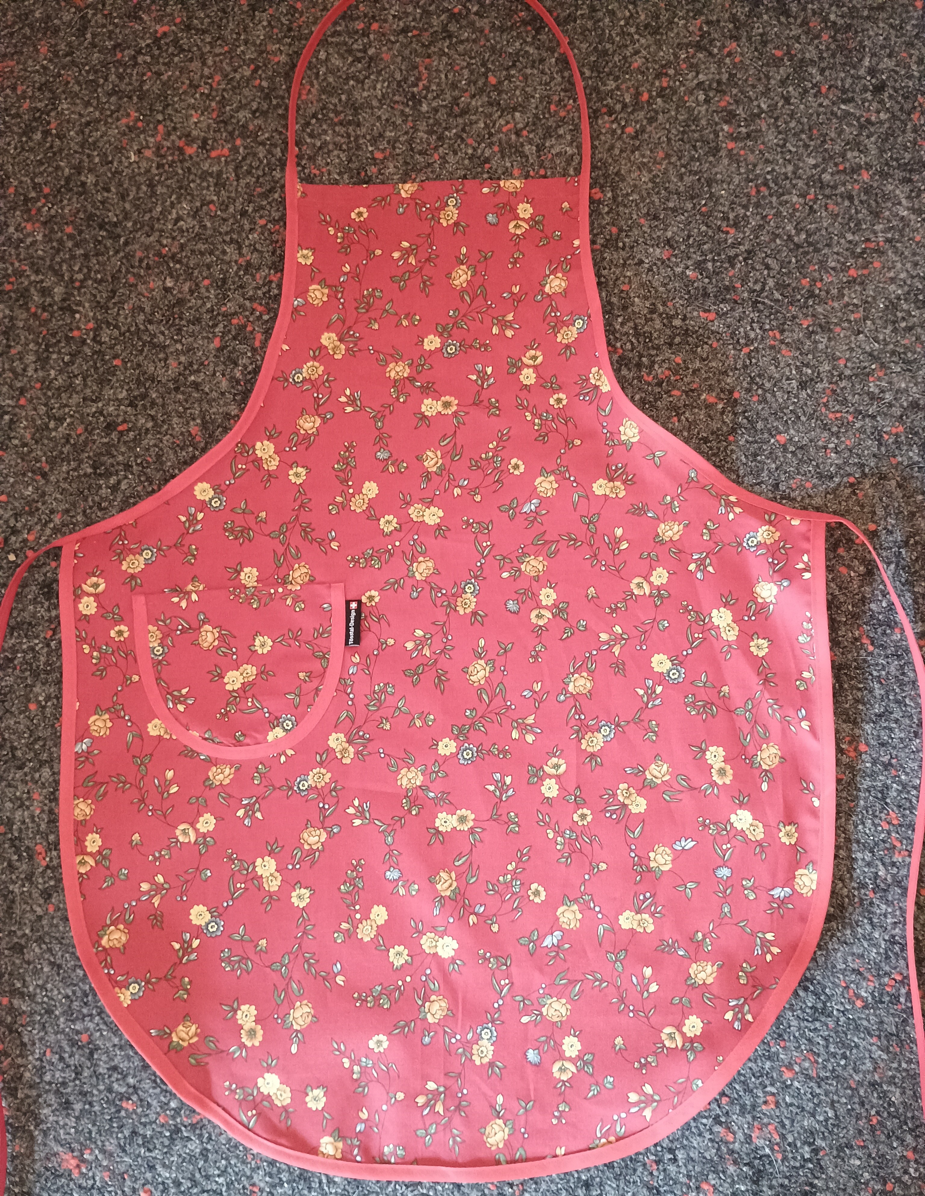 Küchenschürze rot mit Wild Rosen Muster. CH Produktion
