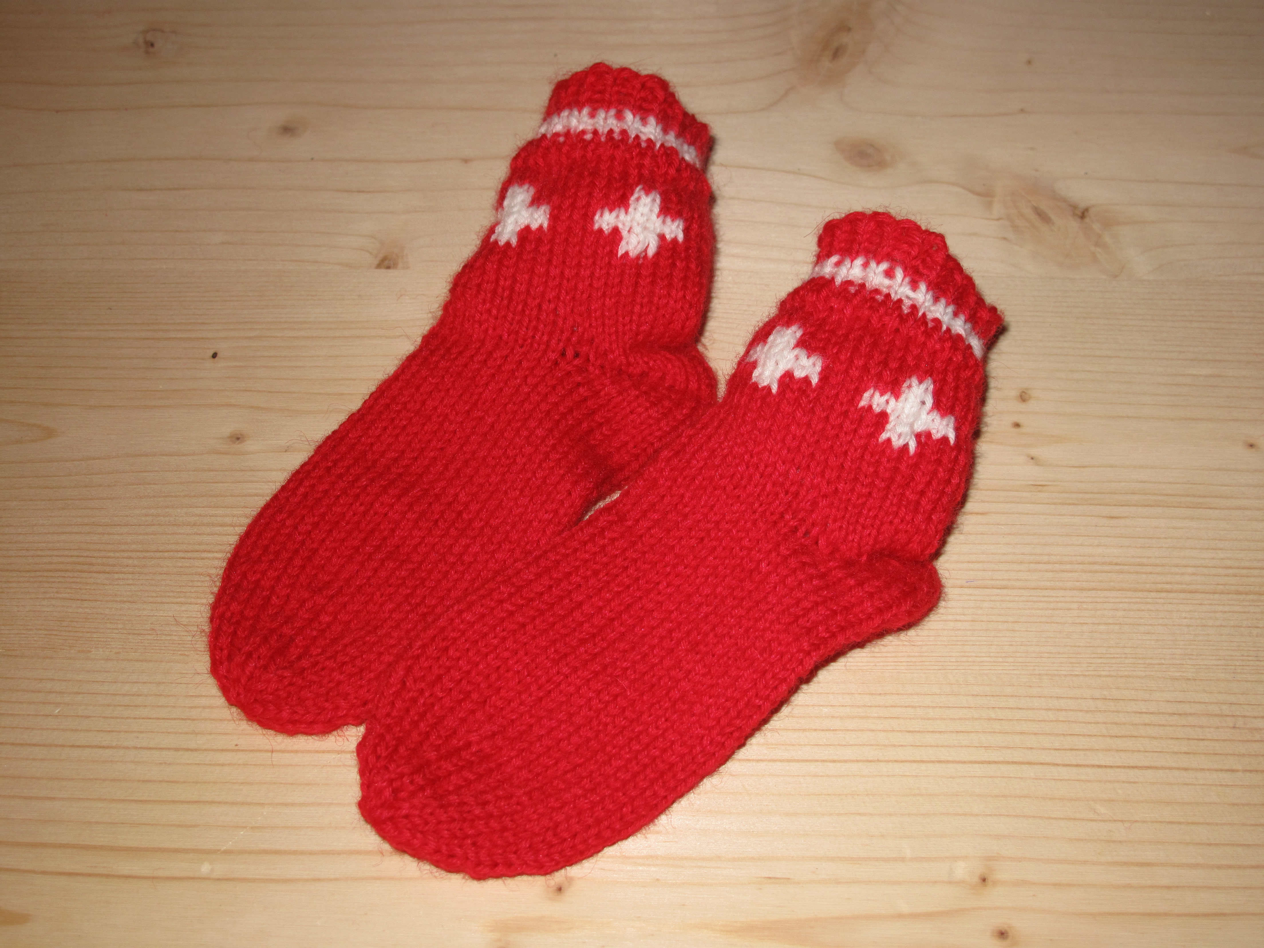 Kinder Socken rot mit CH Kreuz, handgestrickt. AKTION