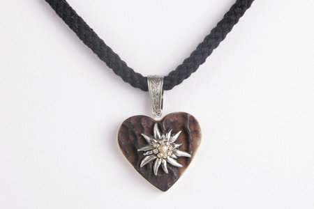 Modeschmuck Herz aus Hornimitat mit Metall Edelweiss, Band schwarz