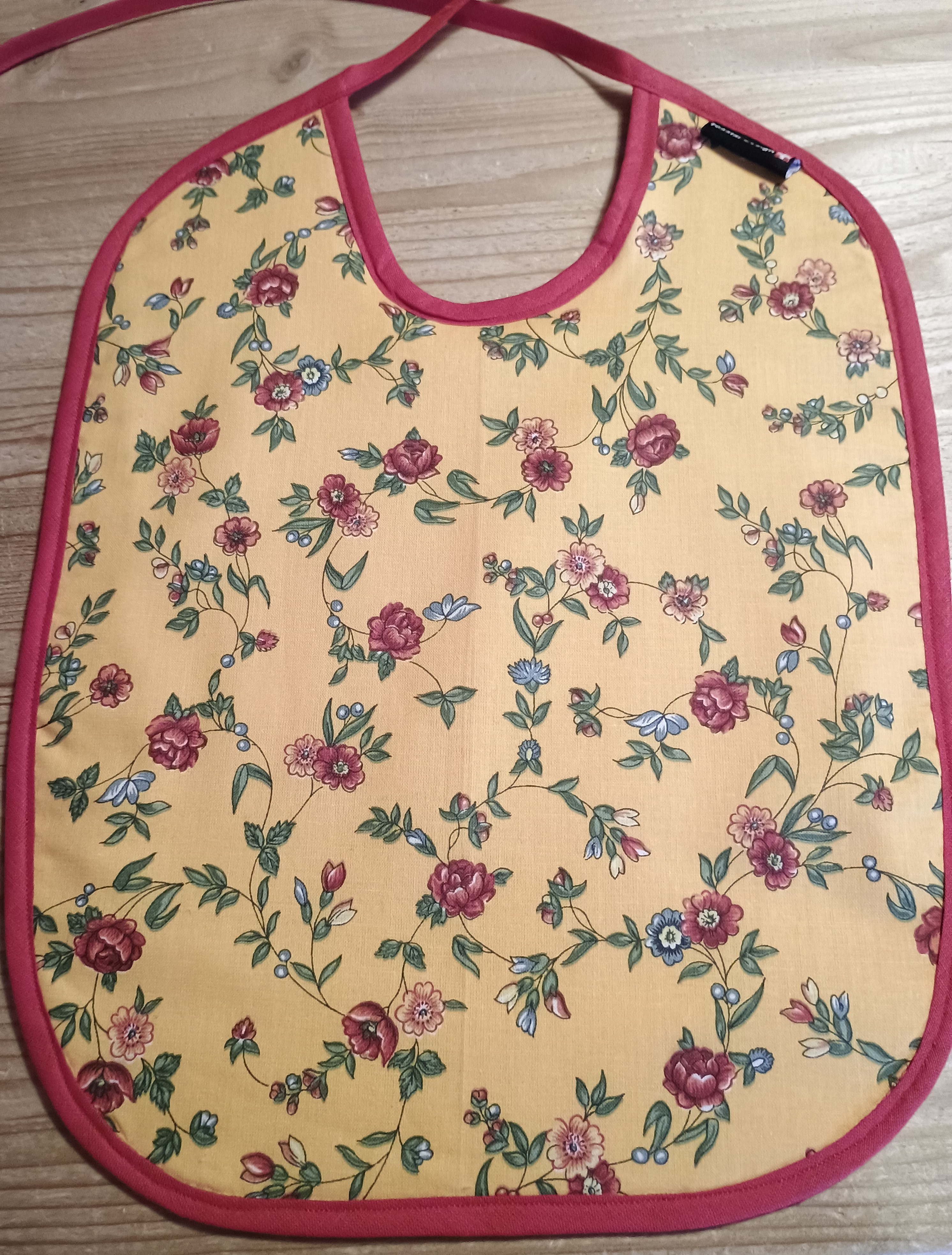 Esslatz Kind gelb mit Wild Rosen; hinten Frottee gelb.CH